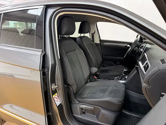 Volkswagen T-Roc view 4