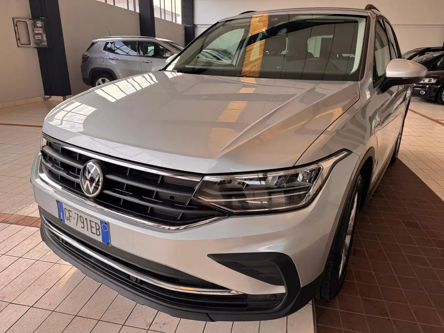 Volkswagen Tiguan Tiguan II 2021 2.0 tdi R-Line 150cv dsg Grigio - 2