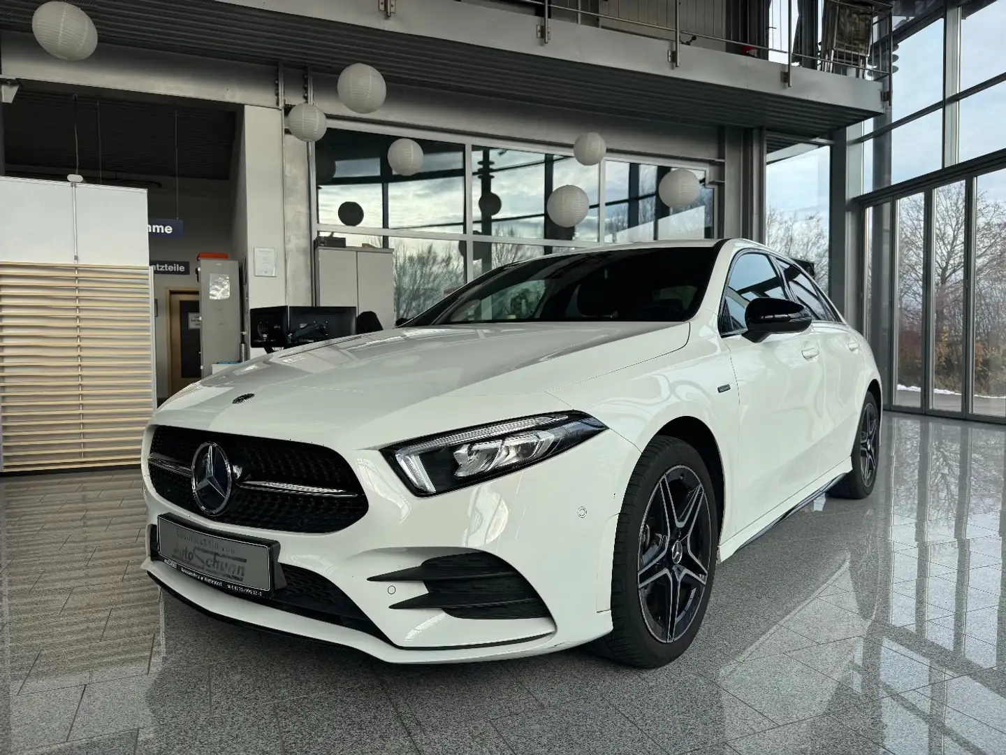 Mercedes-Benz A 250 e AMG Line AMG+MBUX+NIGHT+AMBIENTE+LED+CAM Weiß - 1