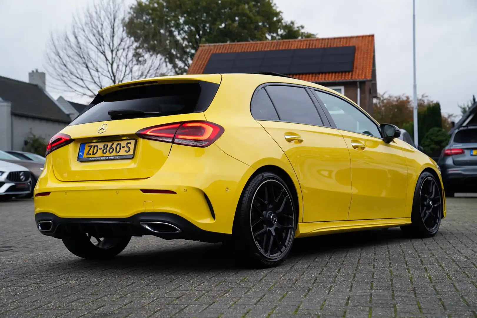Mercedes-Benz A 180 Premium Plus | AMG Pakket | Panorama | Leder/alcan Giallo - 2