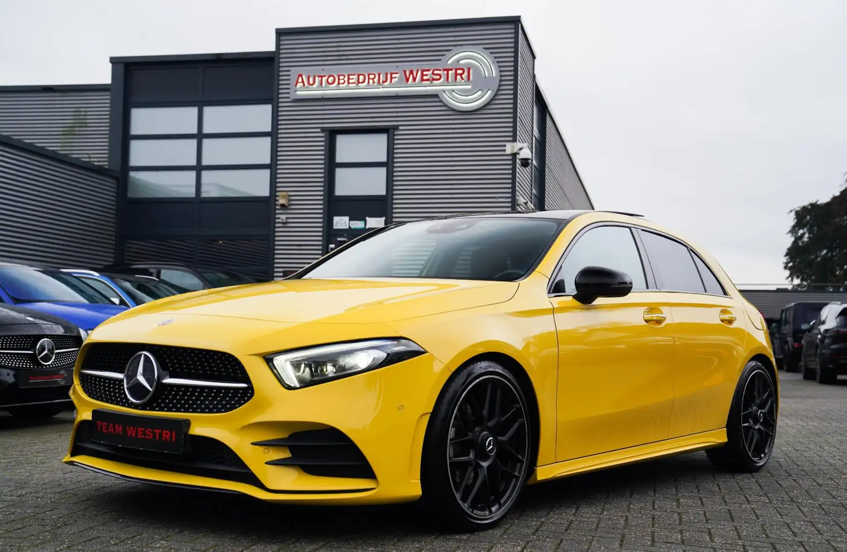 Mercedes-Benz A 180 Premium Plus | AMG Pakket | Panorama | Leder/alcan Giallo - 1
