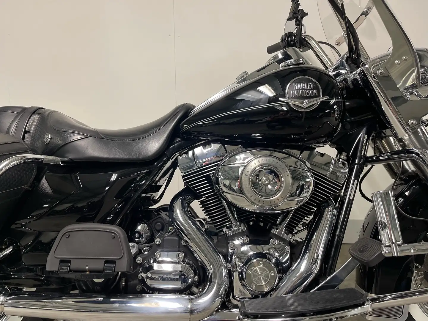 Harley-Davidson Road King TOURING FLHRC CLASSIC crna - 2