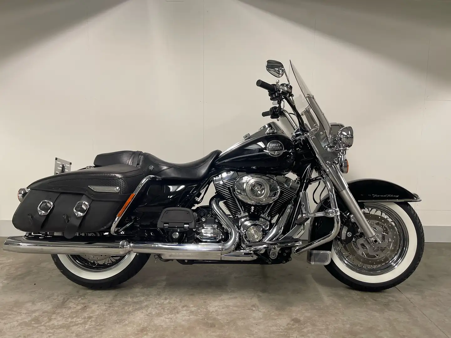 Harley-Davidson Road King TOURING FLHRC CLASSIC crna - 1