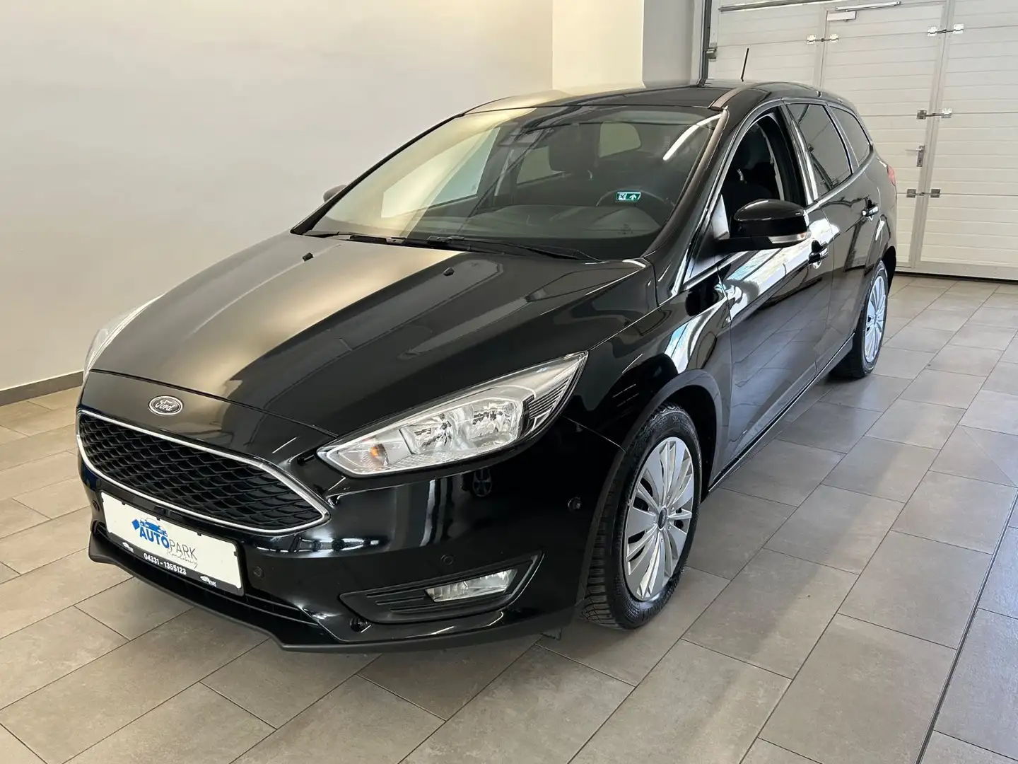 Ford Focus Turnier 1.5TDCi Business *Navi * Schwarz - 1