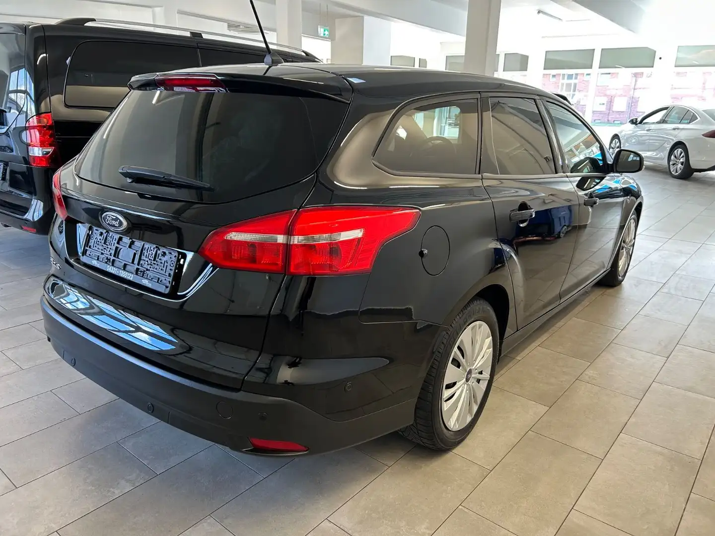 Ford Focus Turnier 1.5TDCi Business *Navi * Schwarz - 2