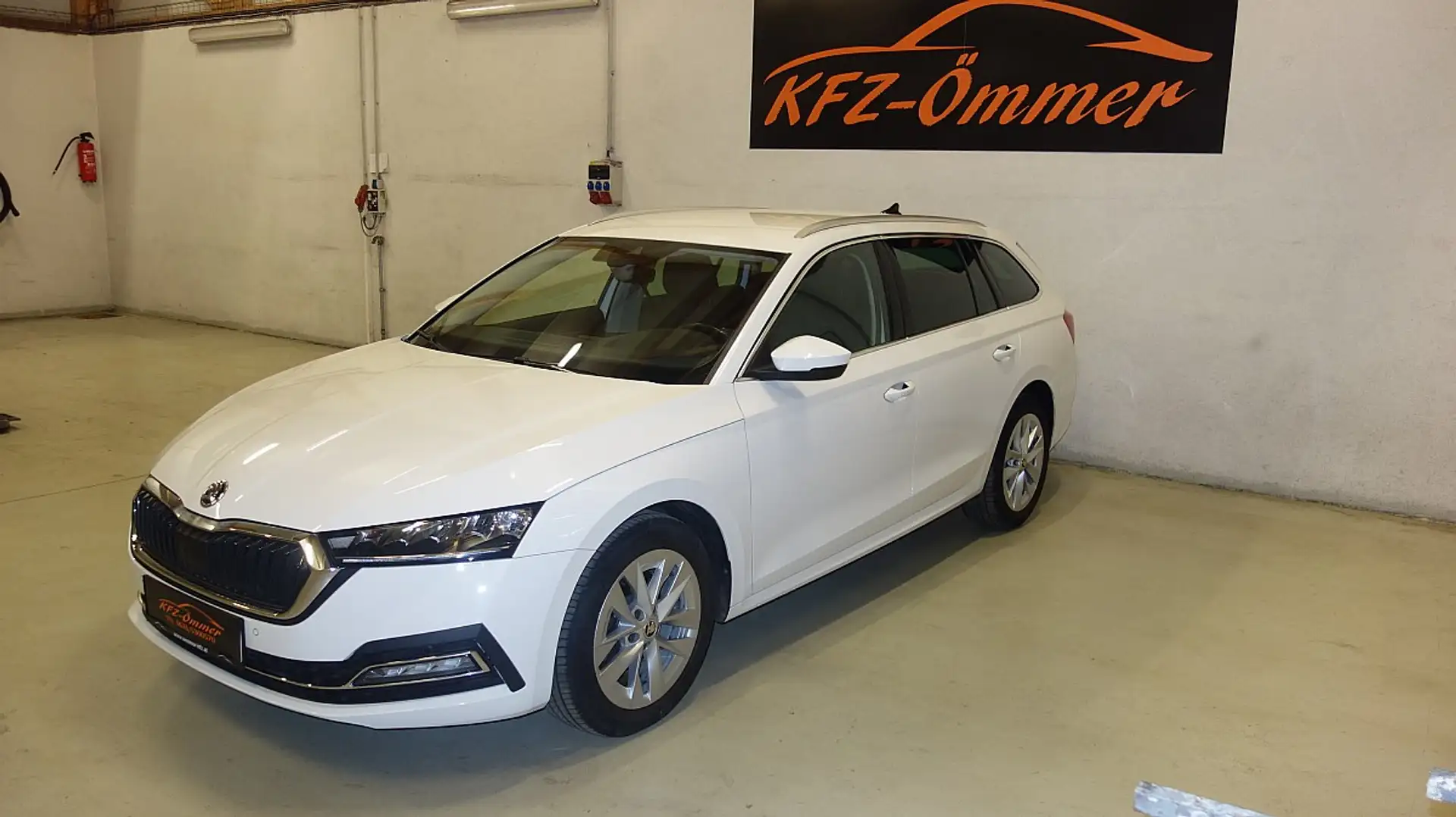 Skoda Octavia Combi 2,0 TDI Style DSG,Head-up Display,Navi,LE... Weiß - 1
