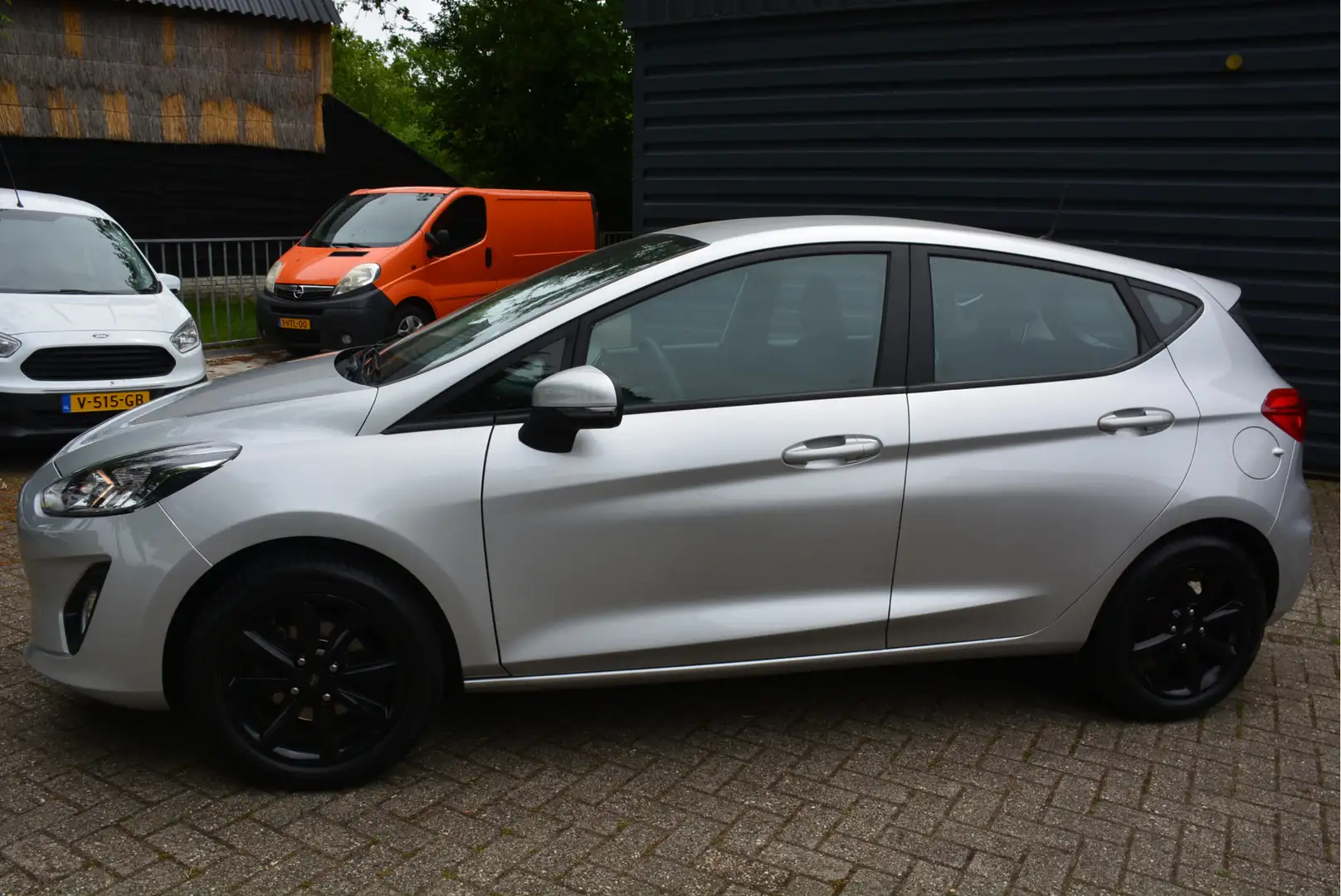 Ford Fiesta 1.1 Trend PDC Airco Clima Navi Bovag Carplay Cruis Grijs - 2
