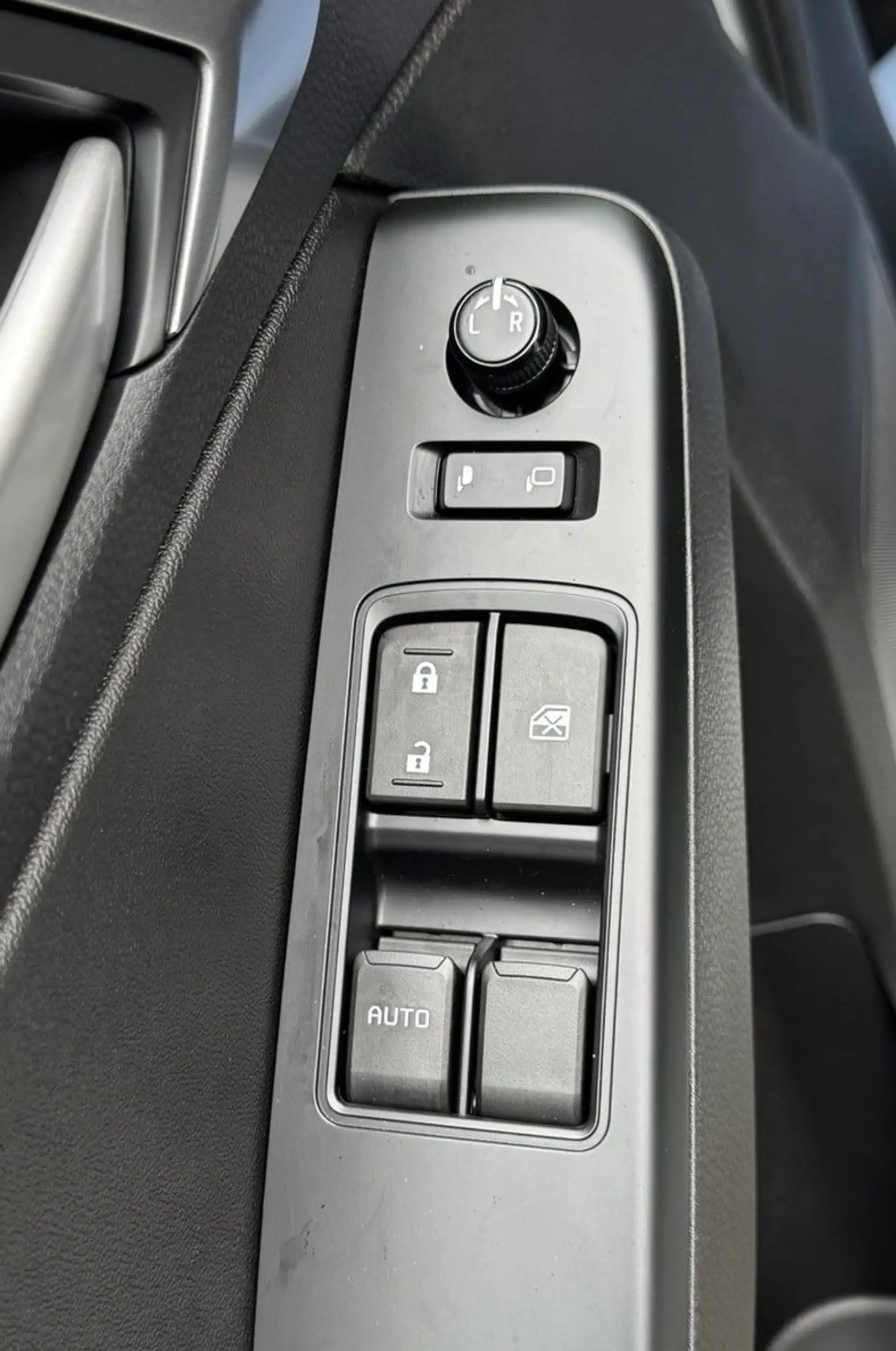 Isuzu D-Max Space Cab 4WD LS AT Rough Terrain Mode — photo 12