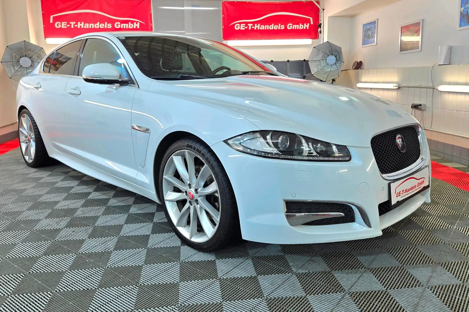 Jaguar XF 2.2 d Luxury-Sport-Paket LED Aut. Leder Weiß - 2