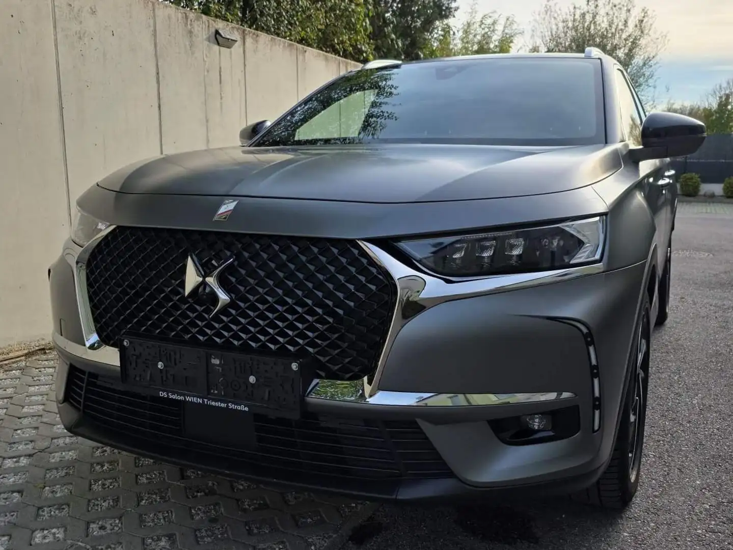 DS Automobiles DS 7 Crossback DS7 Crossback E-Tense 225 PHEV EAT8 Be Chic Aut. Grau - 2