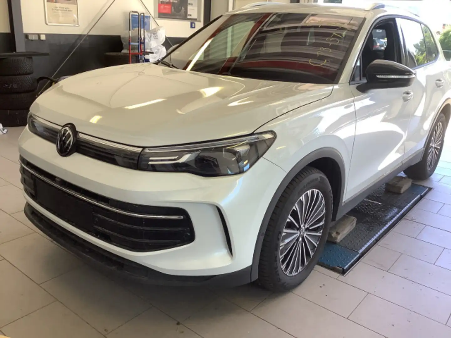 Volkswagen Tiguan 1.5 eTSI Goal DSG AHK Standhzg Navi ACC Wit - 2
