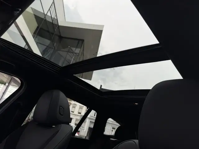 BMW 3 Series view 9