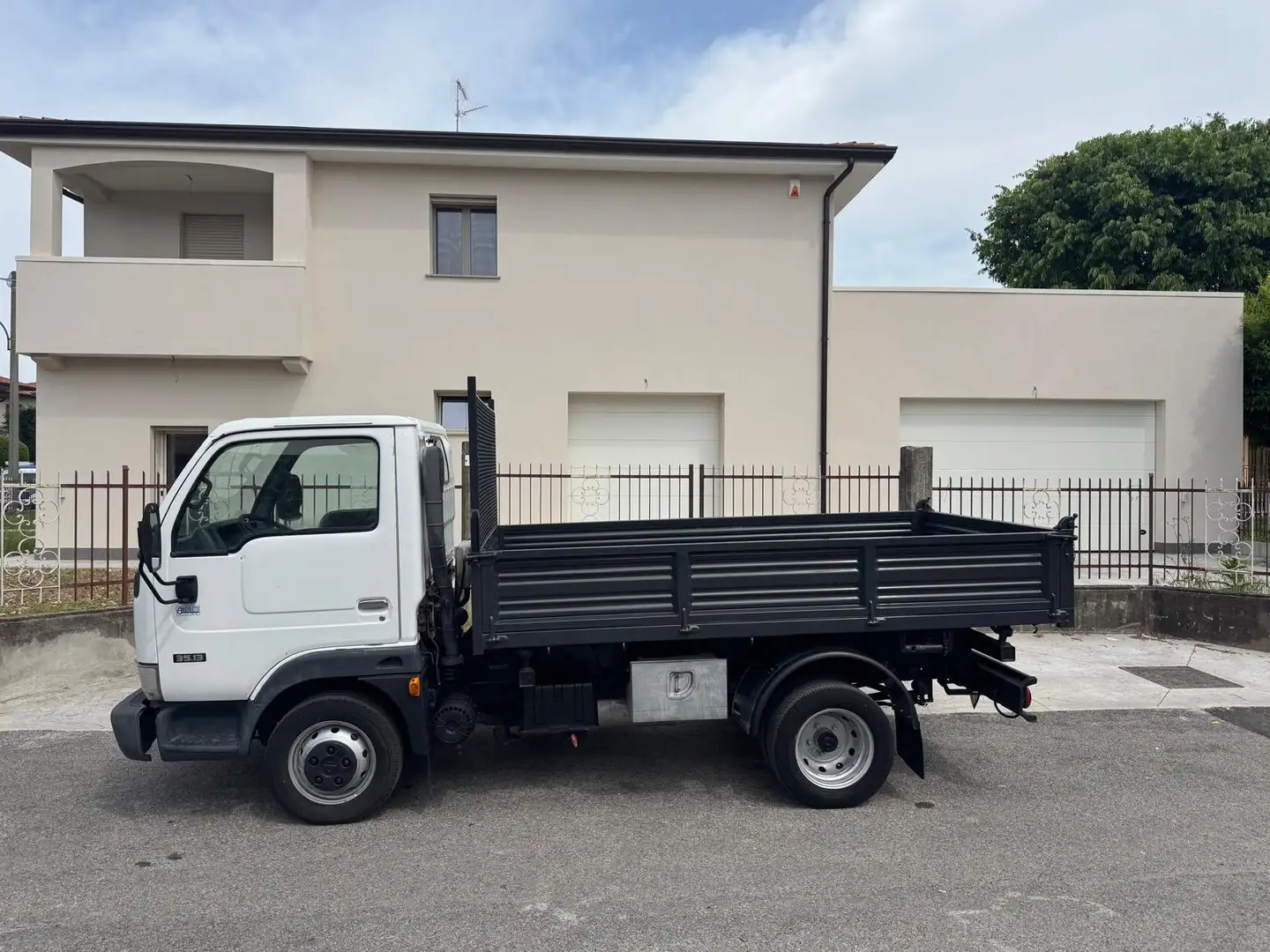 Nissan Cabstar - 1
