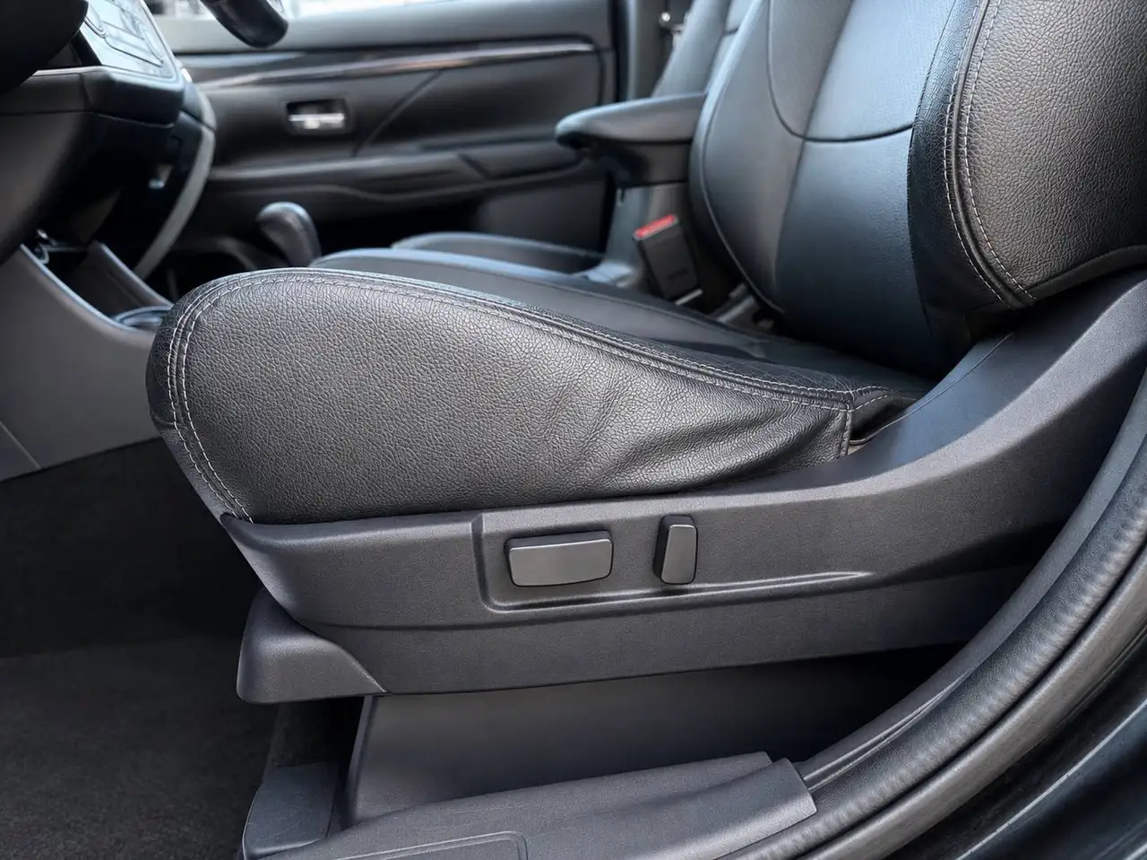 Mitsubishi Outlander photo Mitsubishi Outlander