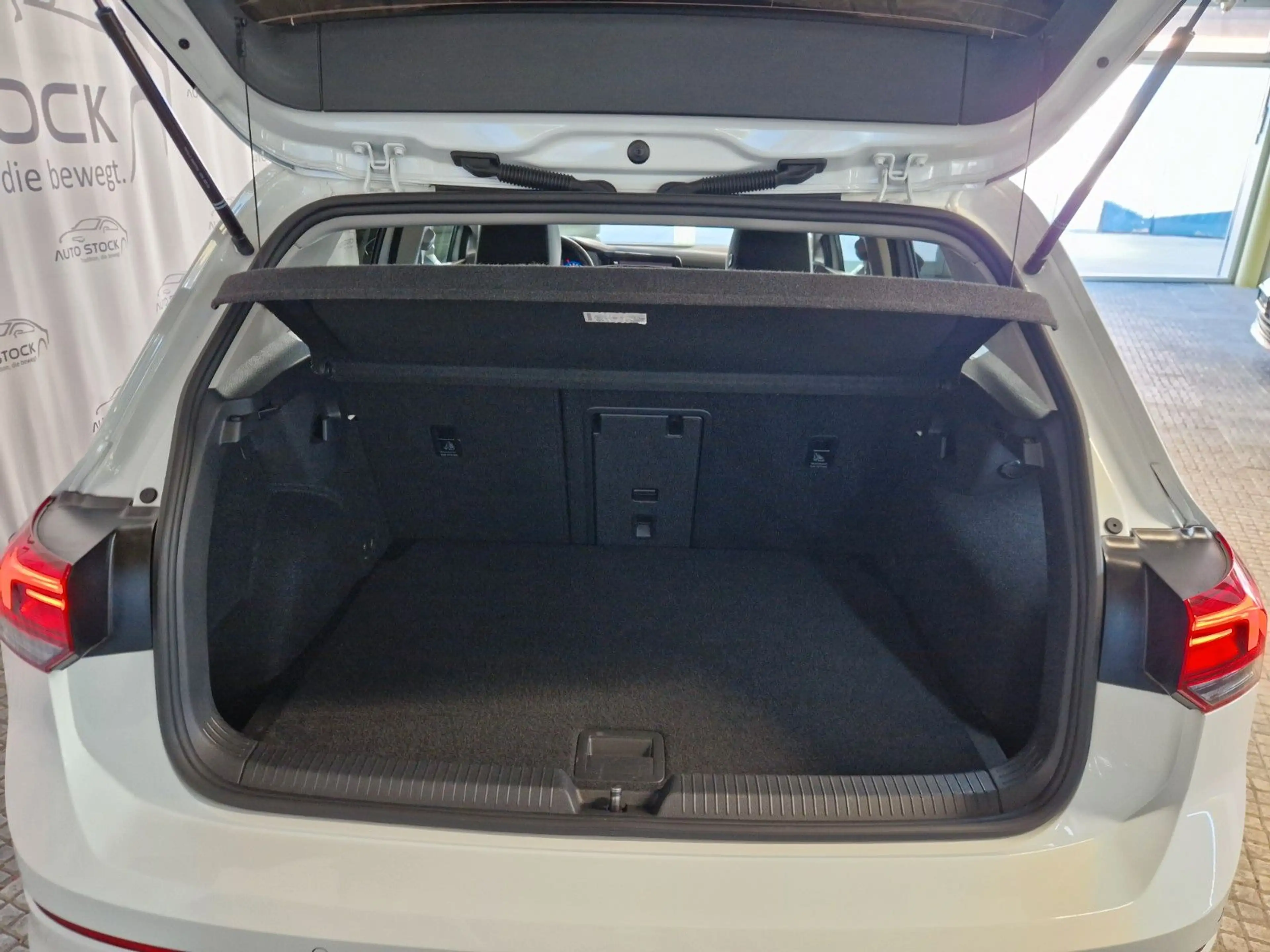 Volkswagen Golf 1.5 TSI Life PDC LED Navi App Connect Sitzh — photo 13
