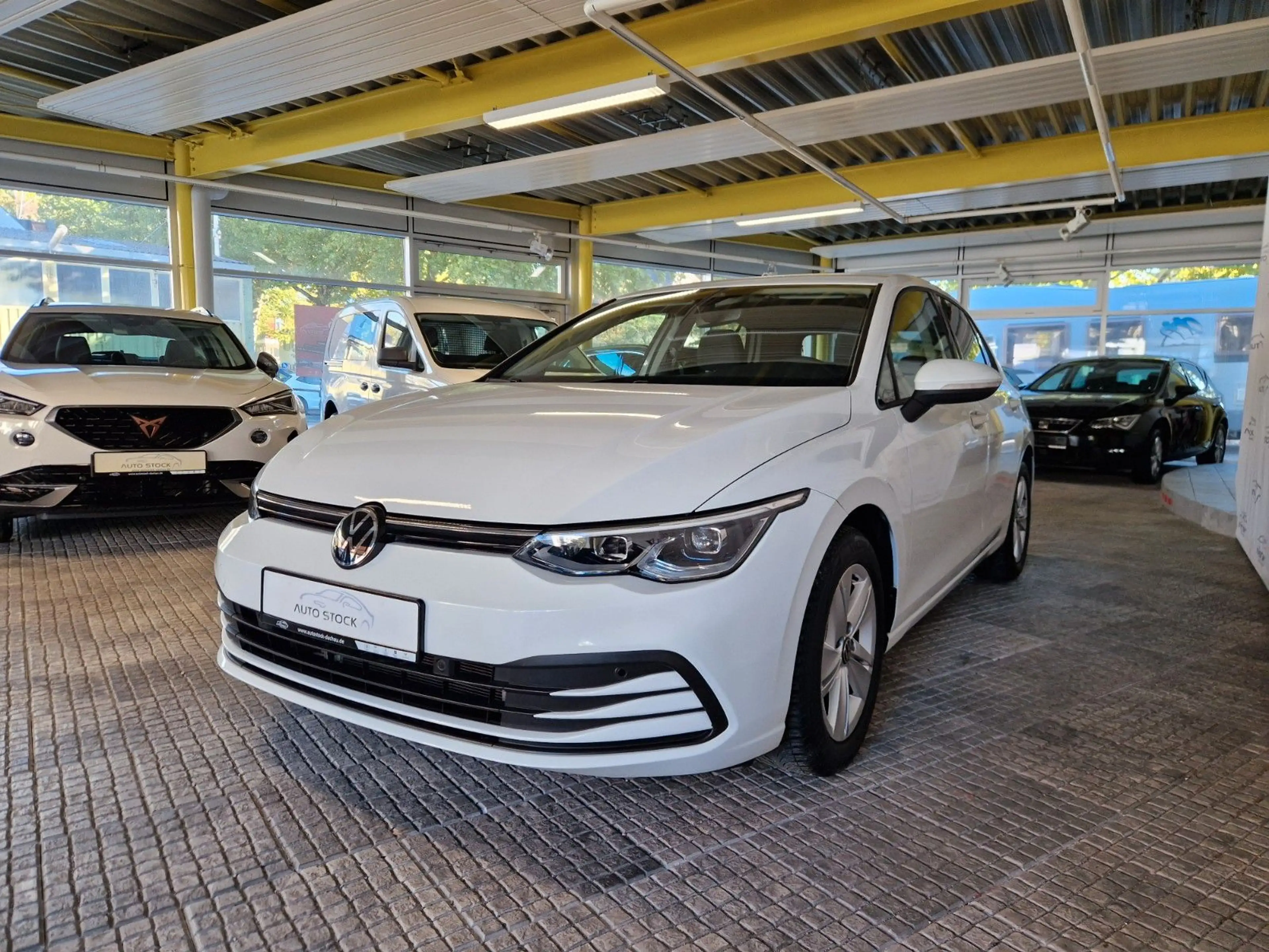 Volkswagen Golf 1.5 TSI Life PDC LED Navi App Connect Sitzh — photo 3