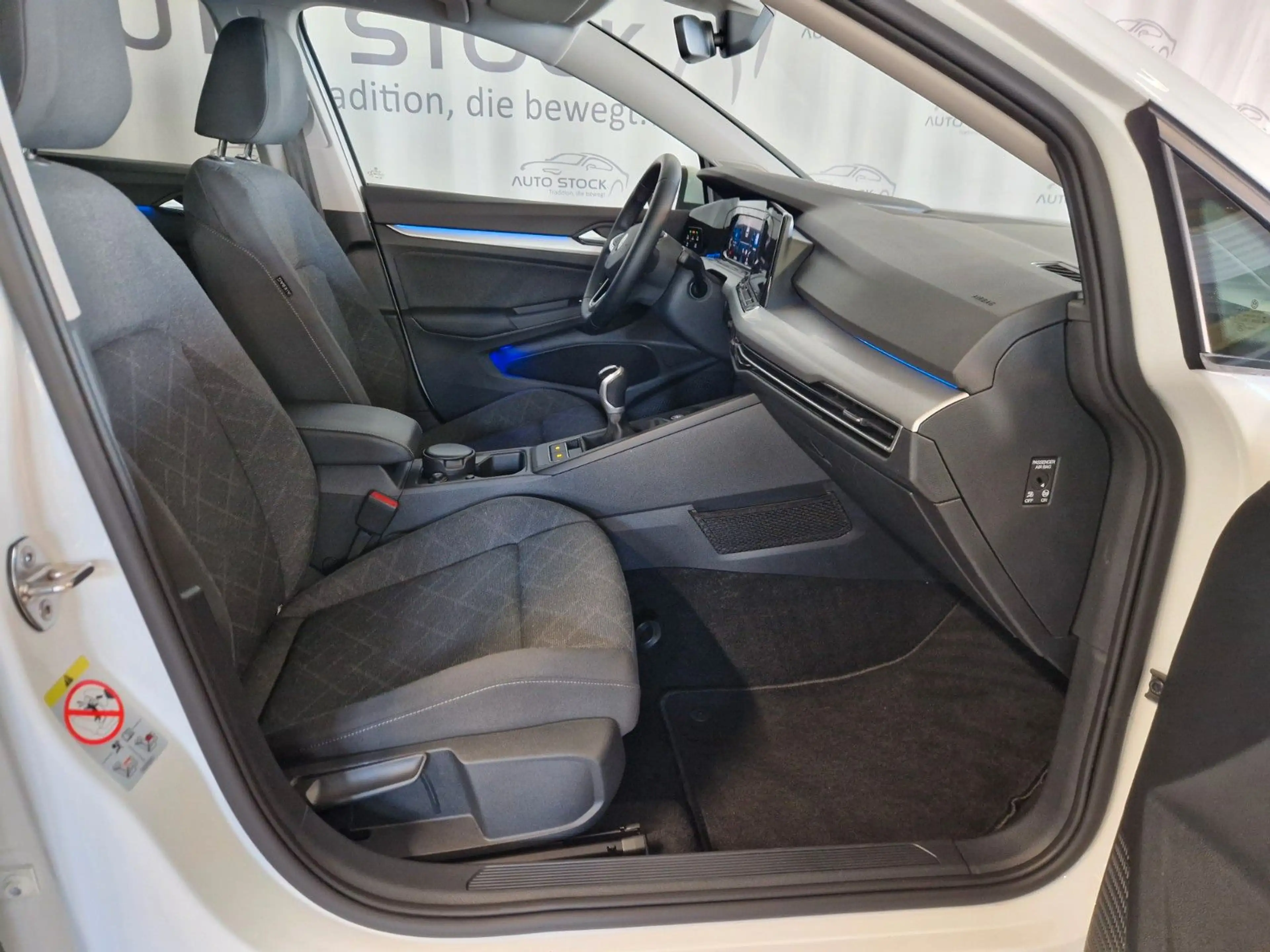 Volkswagen Golf 1.5 TSI Life PDC LED Navi App Connect Sitzh — photo 15