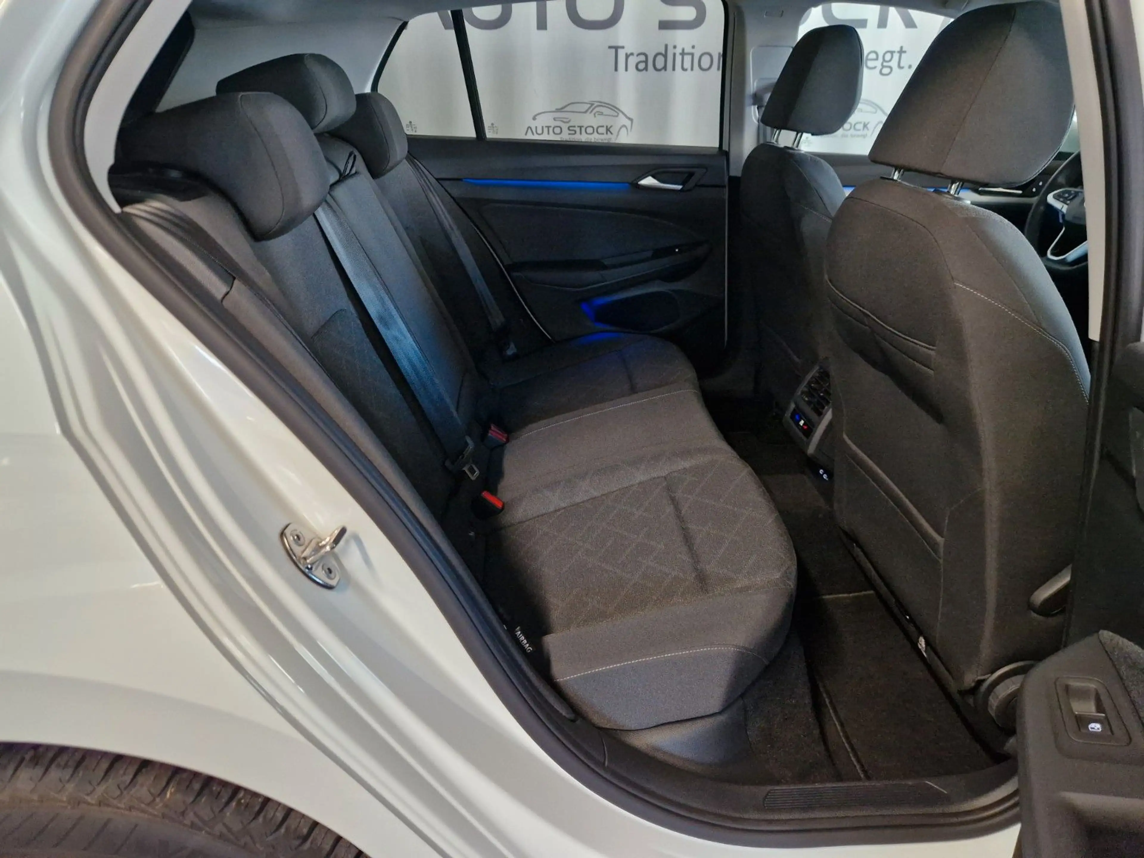Volkswagen Golf 1.5 TSI Life PDC LED Navi App Connect Sitzh — photo 14
