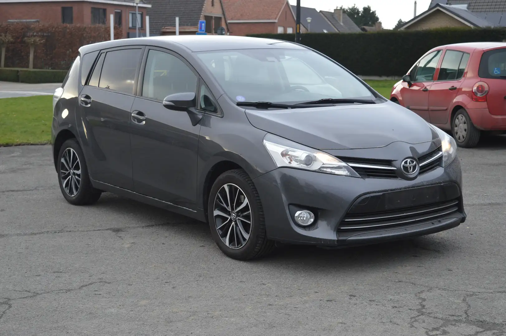 Toyota Verso Verso 1.6i Comfort Gris - 2