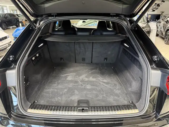 Audi Q8 view 5