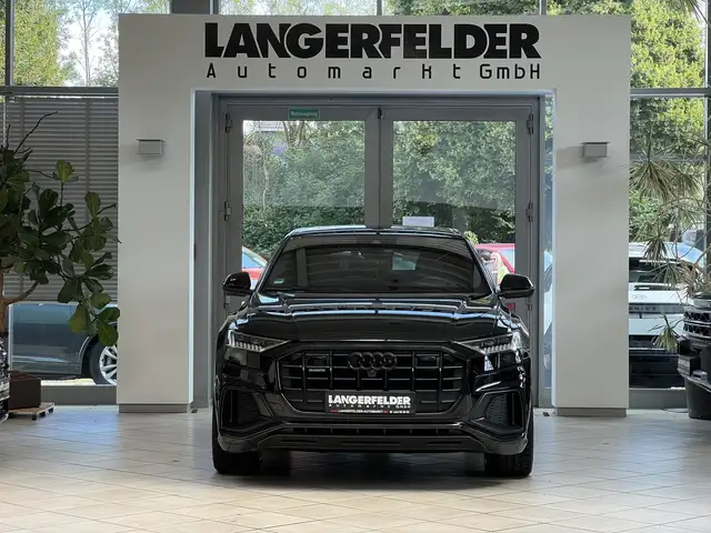 Audi Q8 view 11