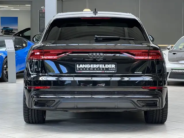 Audi Q8 view 4