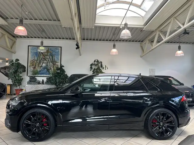 Audi Q8 view 8