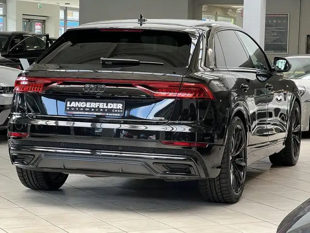 Audi Q8 view 3