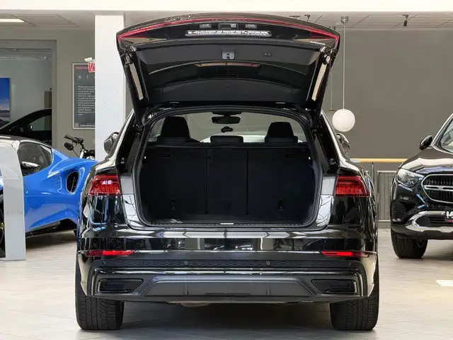 Audi Q8 view 6