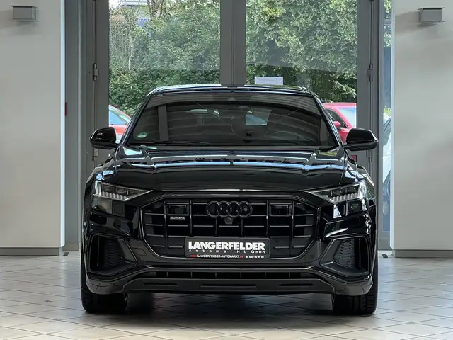 Audi Q8 view 10