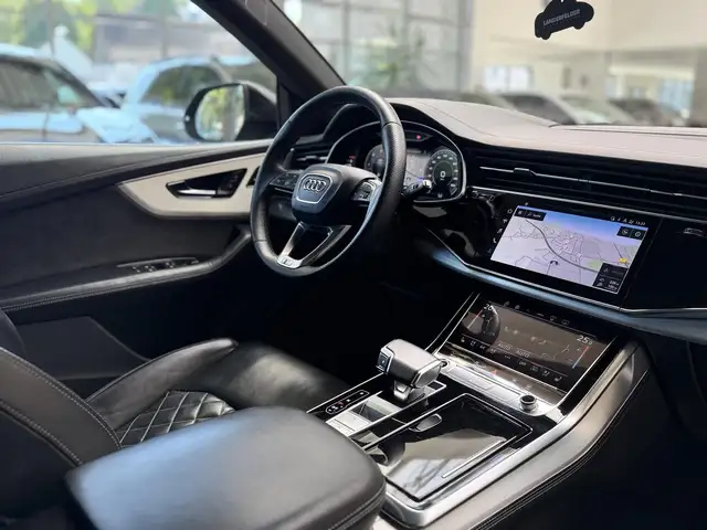Audi Q8 view 14