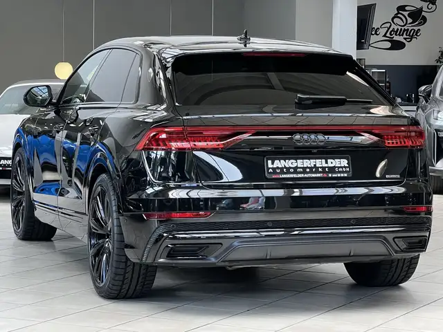 Audi Q8 view 7