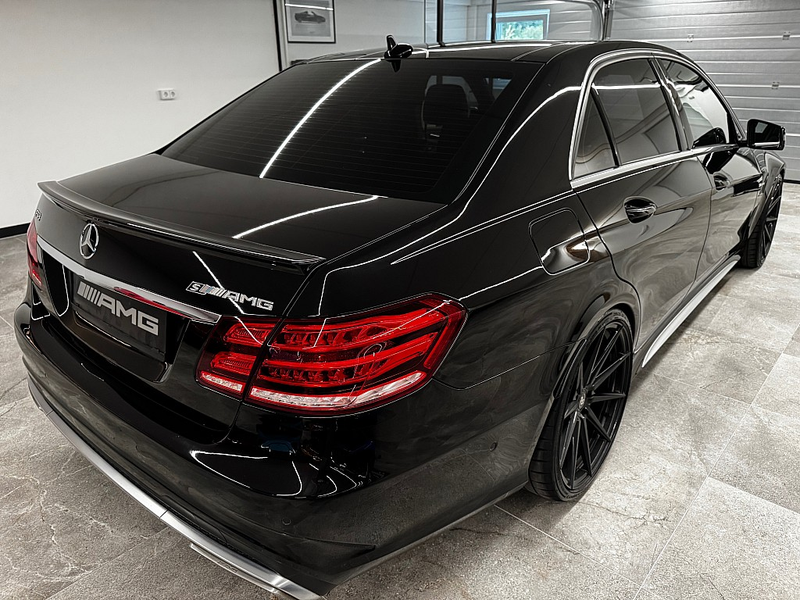 Mercedes-Benz E 63 AMG S Keramik Bre. Massage Panorama HK Sound — photo 3