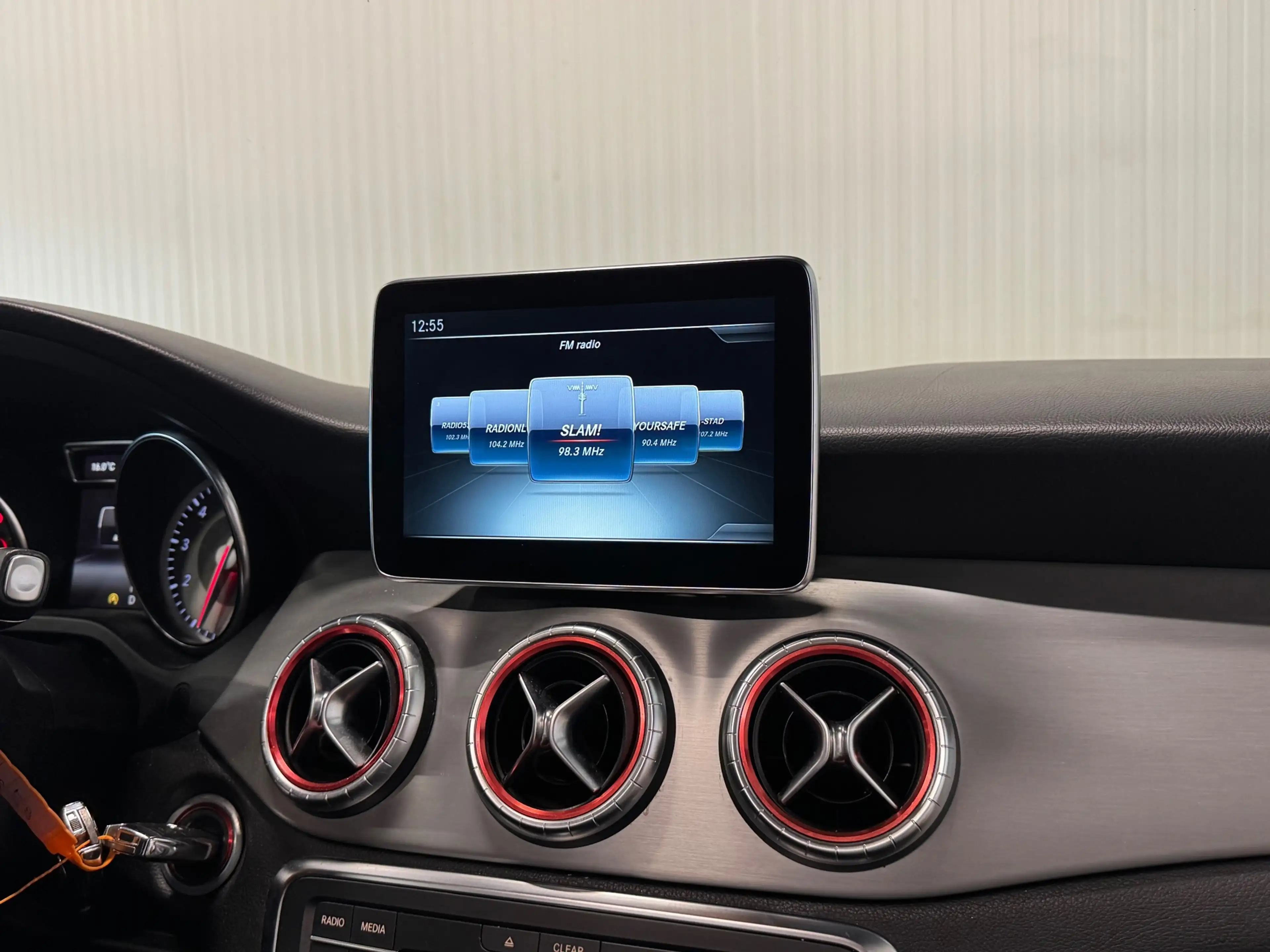 Mercedes-Benz CLA 200 Shooting Brake OrangeArt Edition | AMG/NIGHT | PAN — photo 18