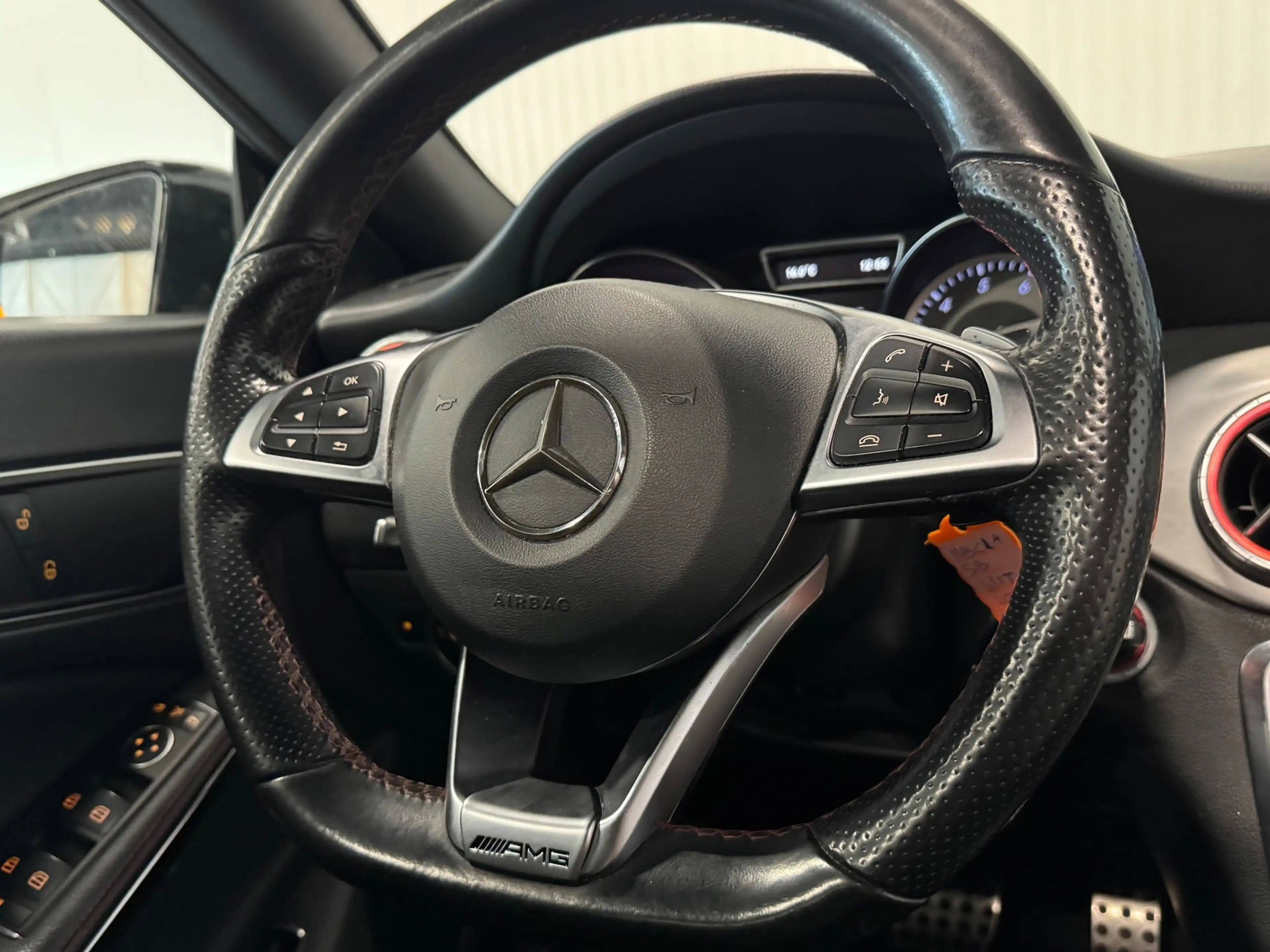 Mercedes-Benz CLA 200 Shooting Brake OrangeArt Edition | AMG/NIGHT | PAN — photo 10