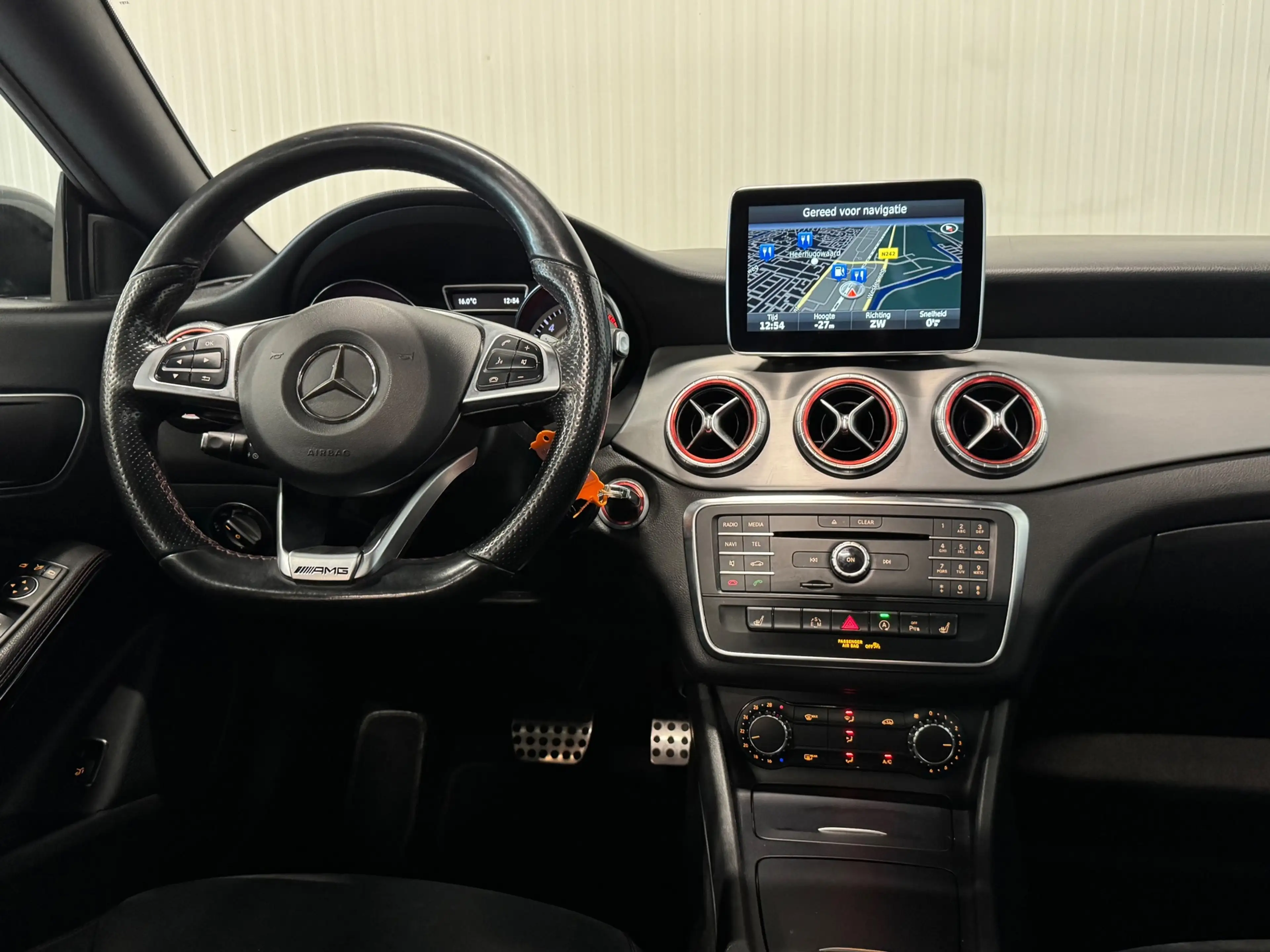Mercedes-Benz CLA 200 Shooting Brake OrangeArt Edition | AMG/NIGHT | PAN — photo 16