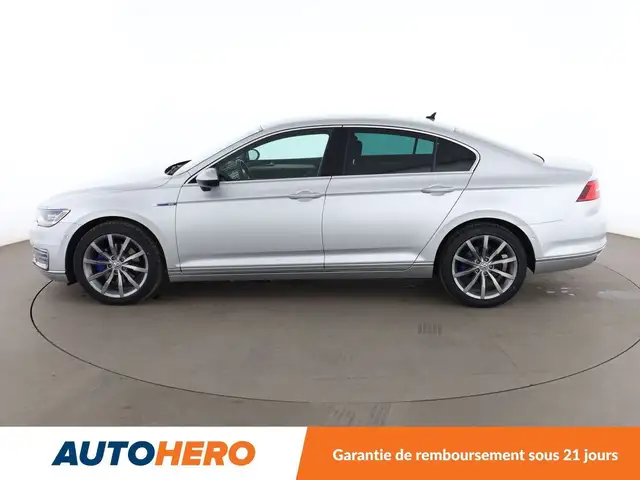 Volkswagen Passat view 3