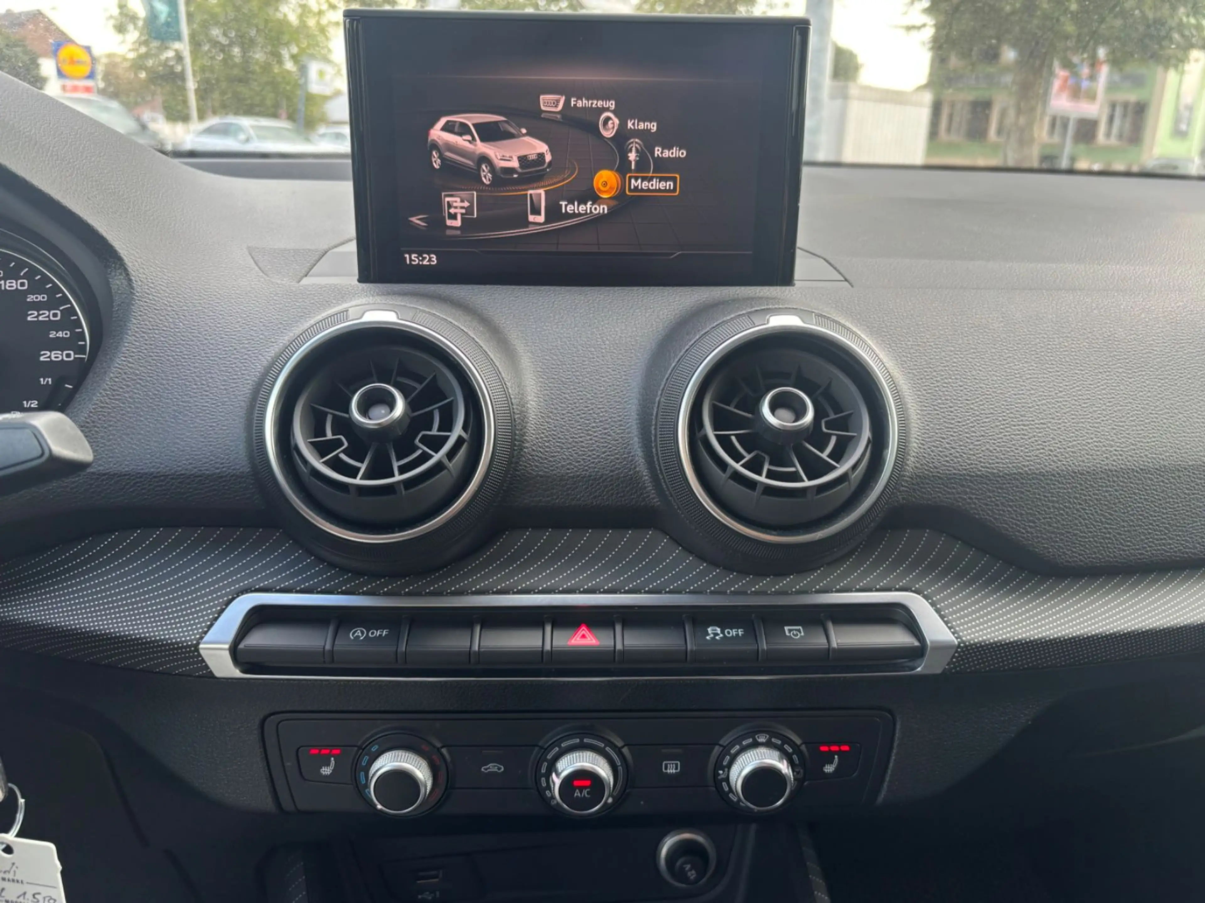 Audi Q2 35 TFSI sport — photo 13