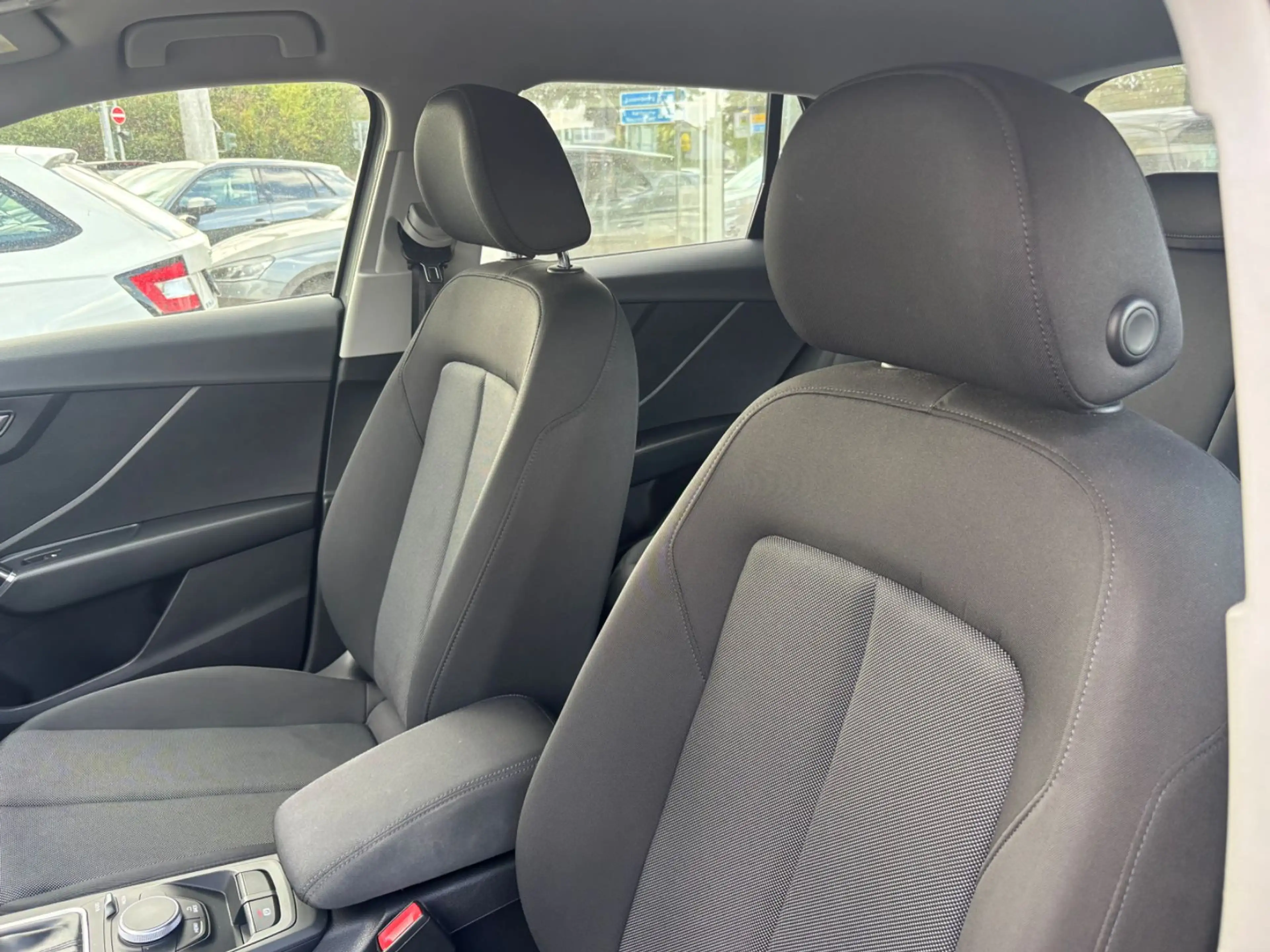 Audi Q2 35 TFSI sport — photo 9