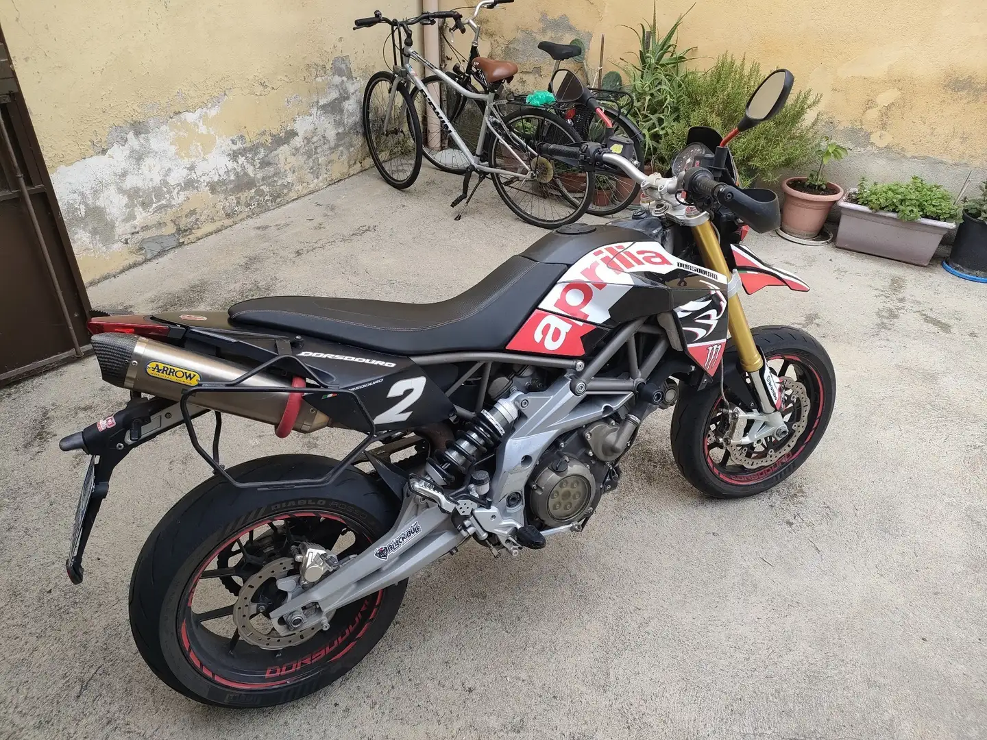 Aprilia Dorsoduro Rood - 1