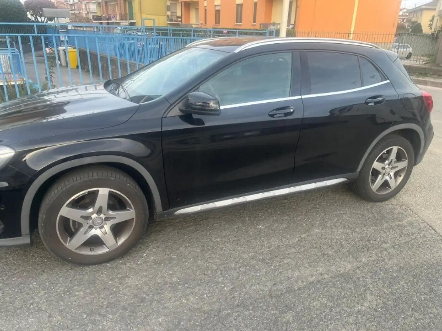 Mercedes-Benz GLA 180 GLA 180 Premium Schwarz - 2