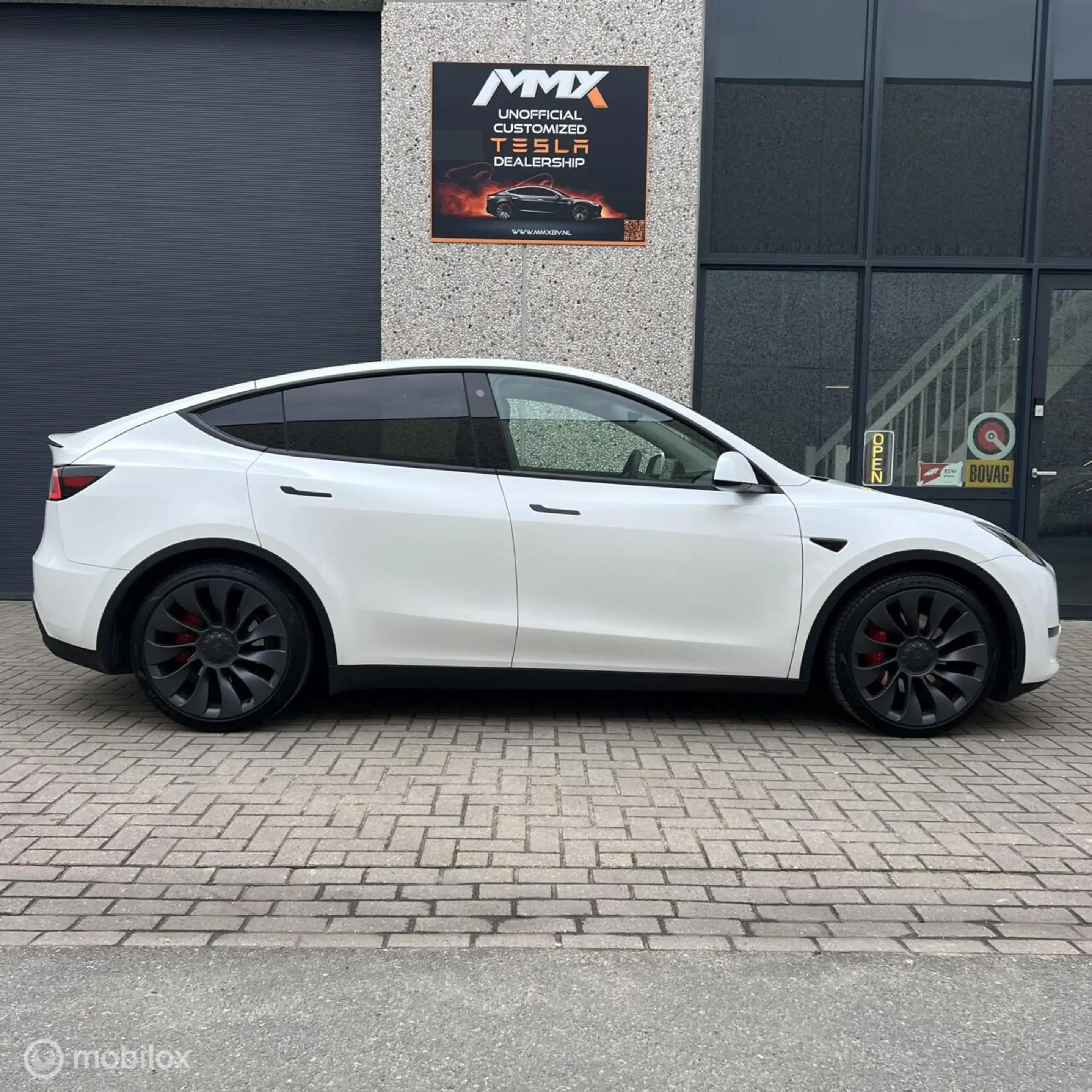 Tesla Model Y Performance + MMX PACK + EAP + TREKHAAK — photo 2