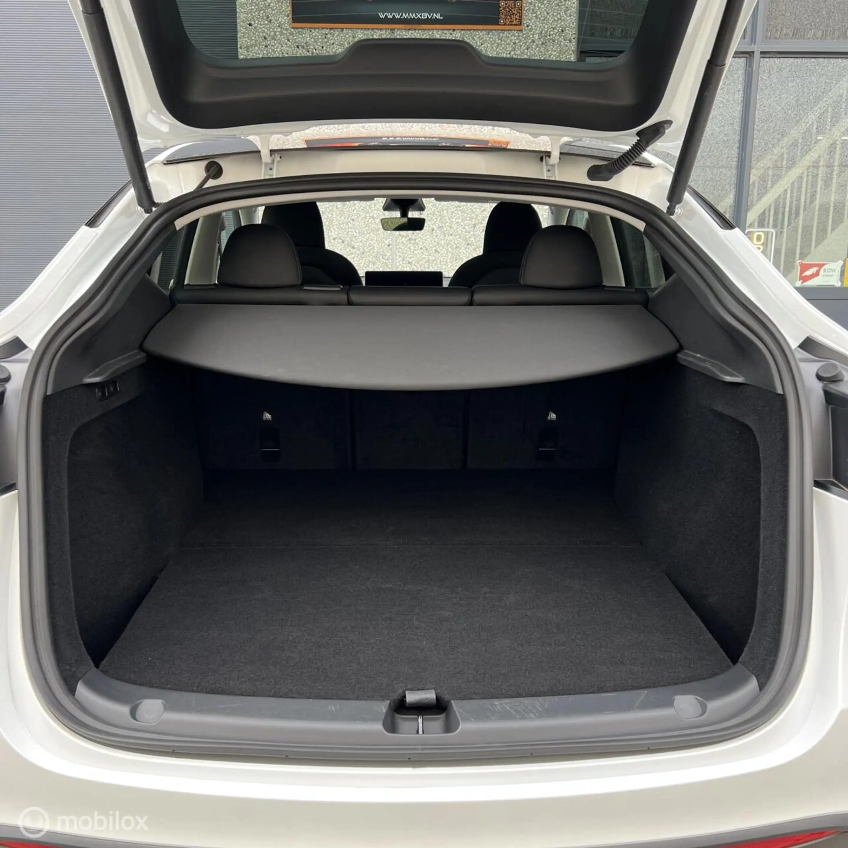 Tesla Model Y Performance + MMX PACK + EAP + TREKHAAK — photo 18