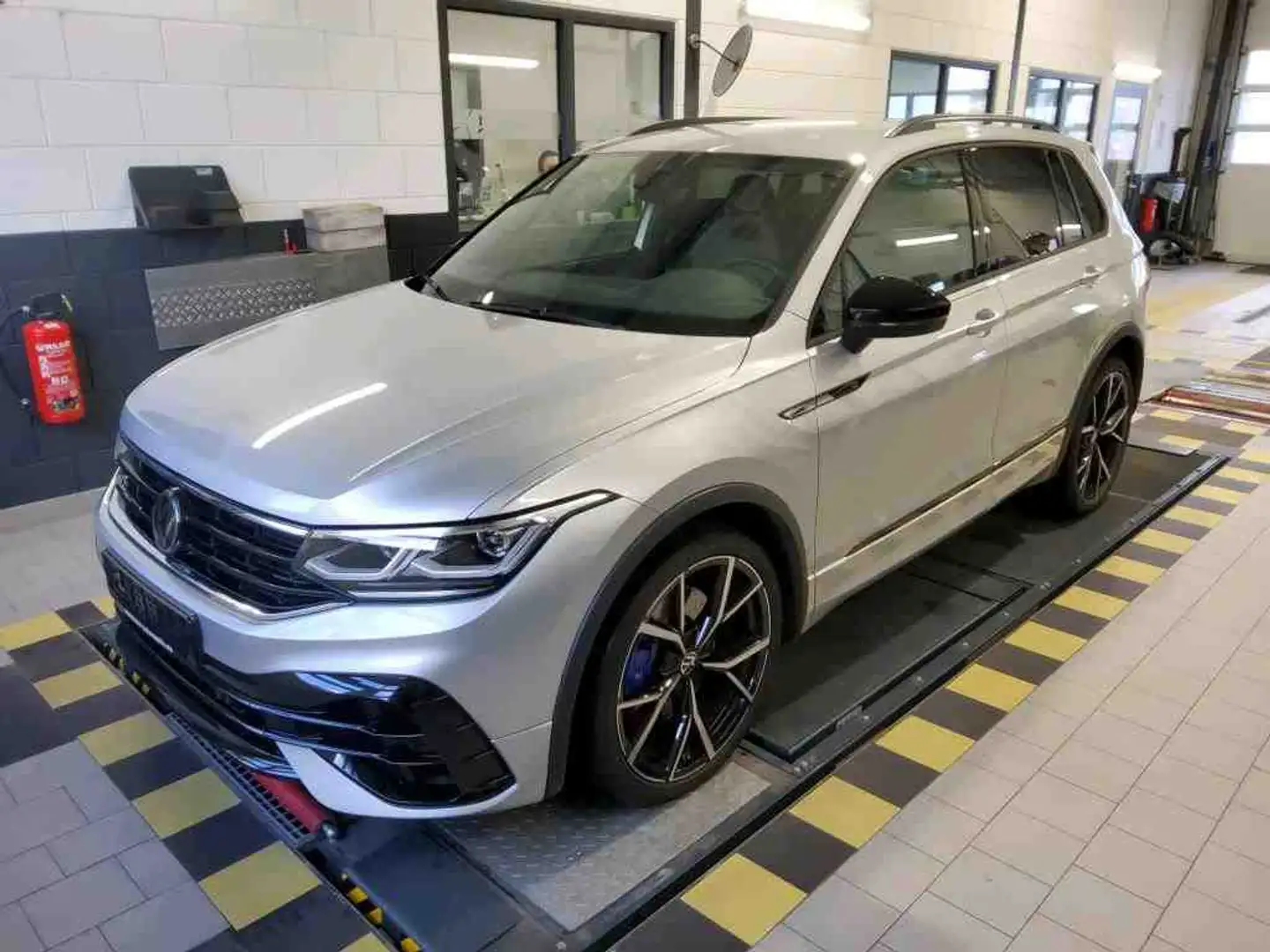 Volkswagen Tiguan R *Sonderleasing* *AKRAPOVIC* Black LM21 H&K Silber - 2