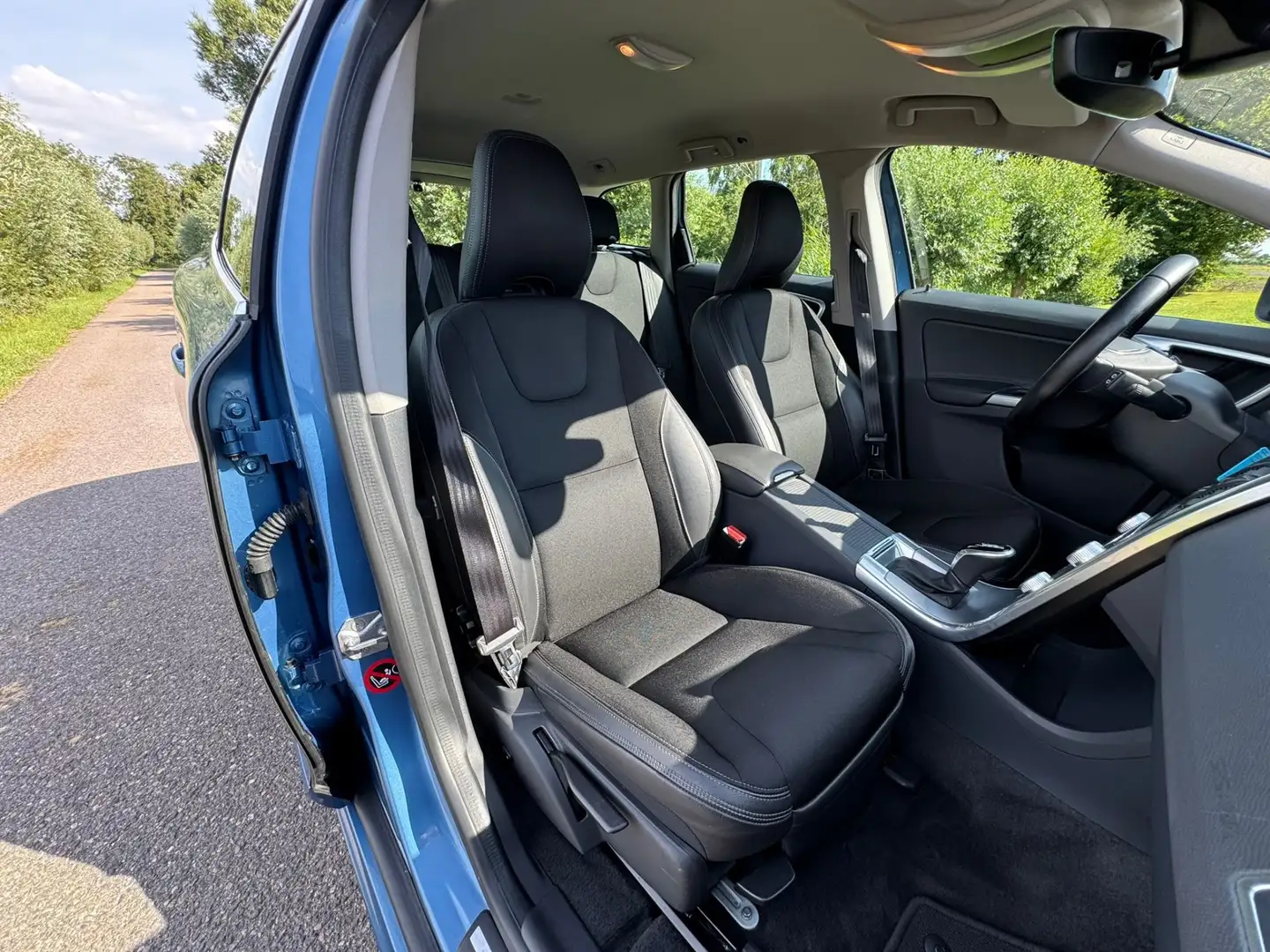 Volvo XC60 2.0 D4 FWD / Automaat / Airco-Clima / Navigatie / Bleu - 2