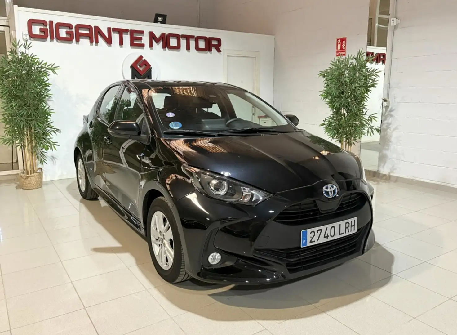Toyota Yaris 120H 1.5 Business Plus Noir - 1