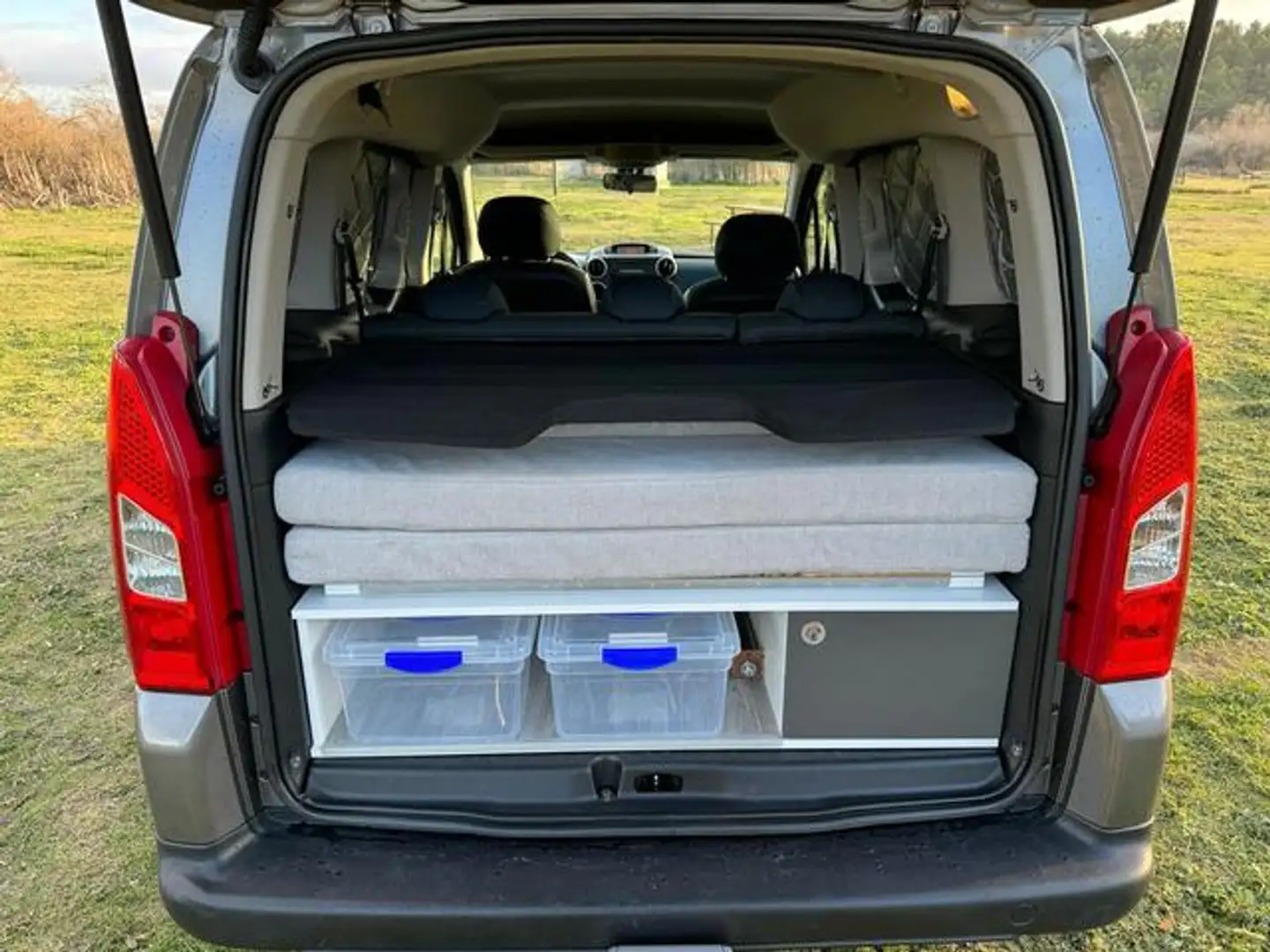 Peugeot Partner Tepee 1.6HDI Outdoor 112 Gris - 2