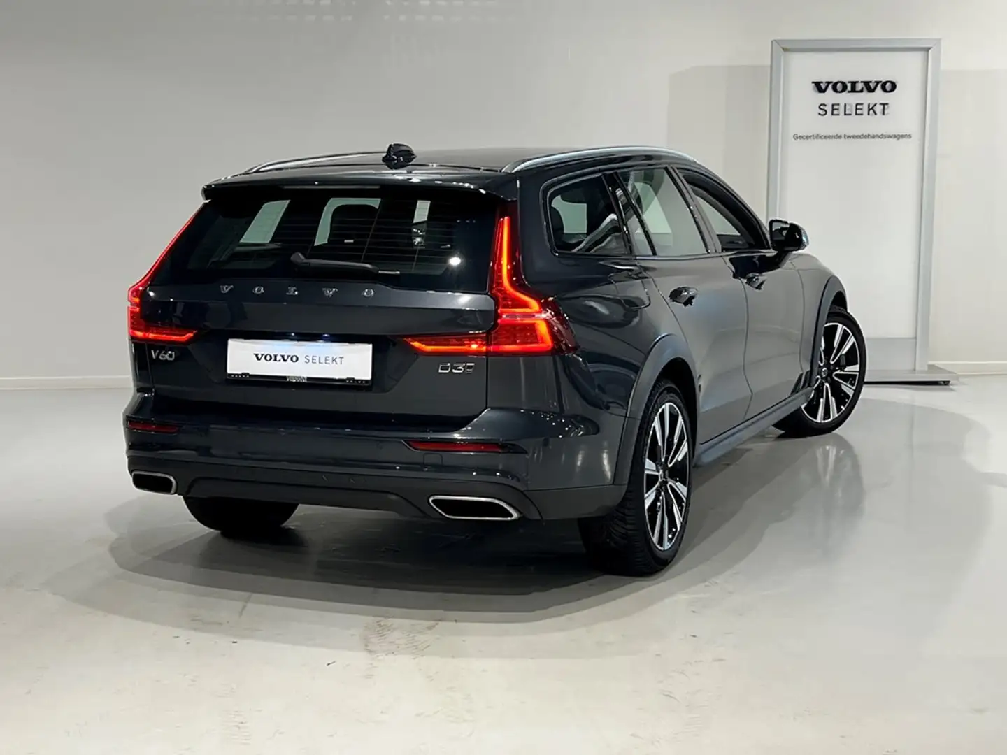 Volvo V60 Cross Country D3 AWD Automaat Grey - 2