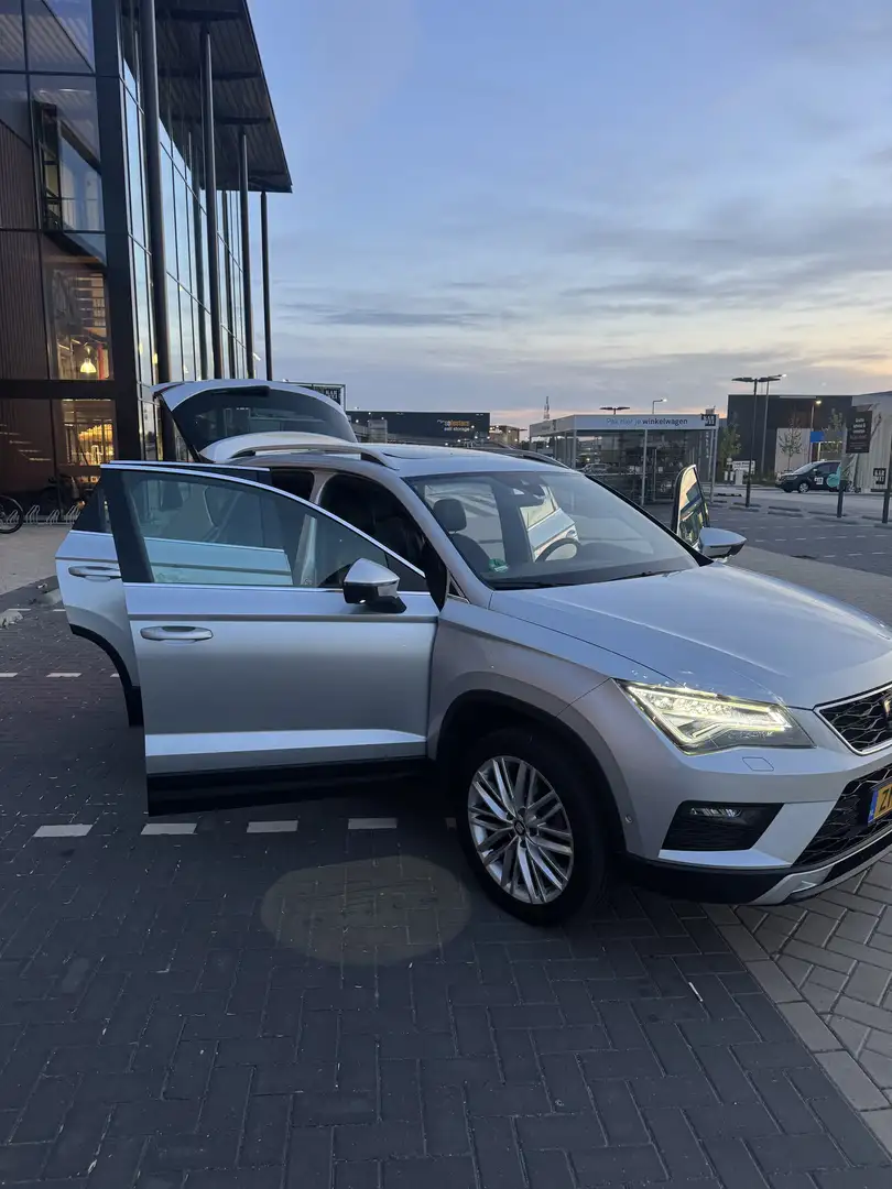 SEAT Ateca 1.5 TSI Xc businesolution bijna full options Grijs - 2