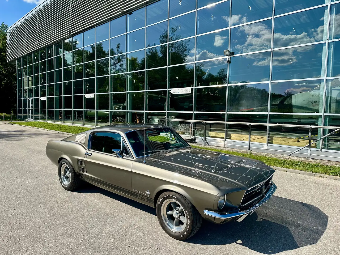 Ford Mustang Fastback Grau - 2